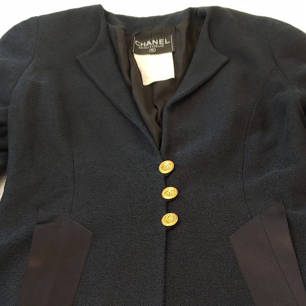 Vintage 1994 Chanel Navy Blue Boucle Jacket - Picture 3 of 14